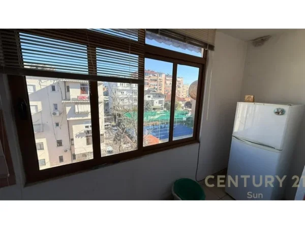Tirane, jepet me qera apartament 1+1+Ballkon Kati 4, 65 m² 400 € (ish stacioni i fundit i tiranes se re)