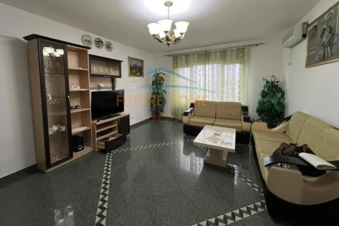Tirane, jepet me qera apartament 3+1 Kati 6, 120 m² 600 € (Laprake`)