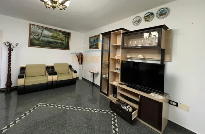 Tirane, jepet me qera apartament 3+1 Kati 6, 120 m² 600 € (Laprake`)