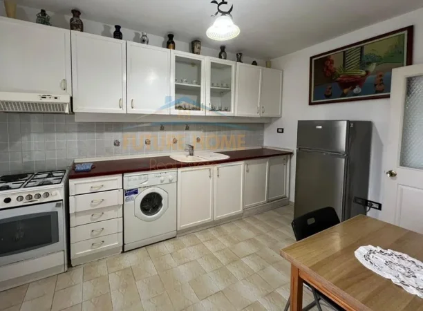 Tirane, jepet me qera apartament 3+1 Kati 6, 120 m² 600 € (Laprake`)