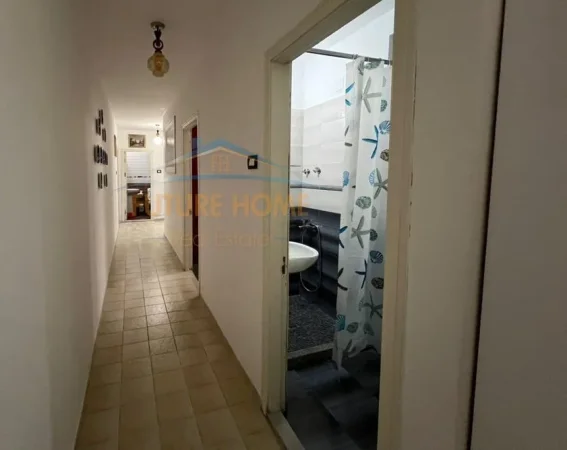 Tirane, jepet me qera apartament 3+1 Kati 6, 120 m² 600 € (Laprake`)