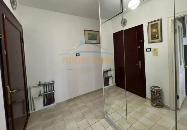 Tirane, jepet me qera apartament 3+1 Kati 6, 120 m² 600 € (Laprake`)