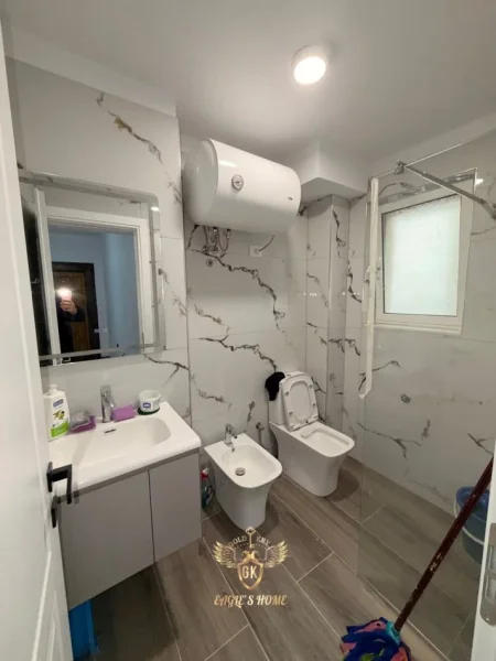 Durres, jap me qera ambjent biznesi Kati 2, 60 m² 450 € (QENDER STACIONI TRENIT)