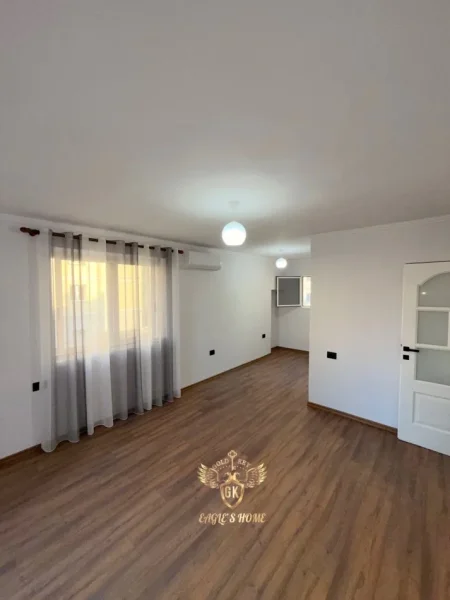 Durres, jap me qera ambjent biznesi Kati 2, 60 m² 450 € (QENDER STACIONI TRENIT)