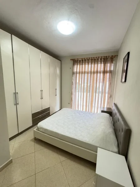 Tirane, jepet me qera 1+1+Ballkon Kati 1, 50 m² 370 € 