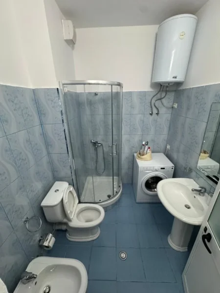 Tirane, jepet me qera 1+1+Ballkon Kati 1, 50 m² 370 € 