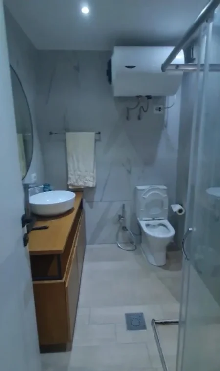 Tirane, jepet me qera apartament 1+1+Ballkon Kati 4, 70 m² 450 €
