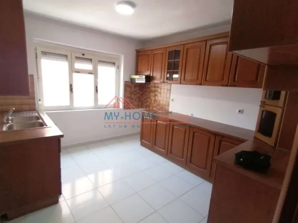 Tirane, jepet me qera zyre Kati 6, 126 m² 500 € (Myslym Shyri)