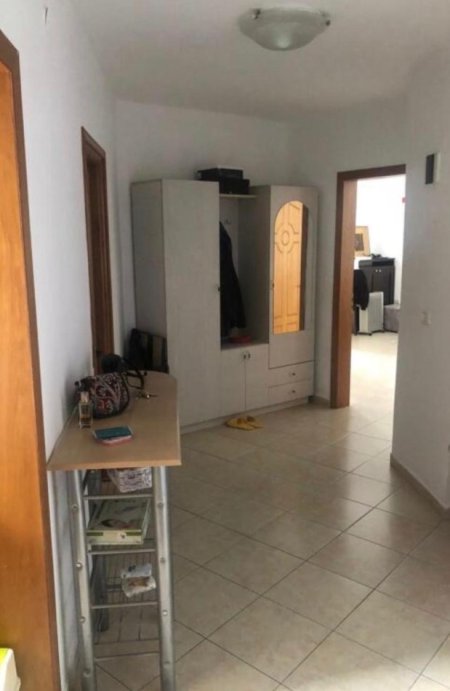 Tirane, jepet me qera apartament 2+1+Ballkon Kati 4, 85 m² 450 € 
