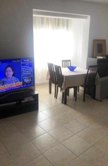 Tirane, jepet me qera apartament 2+1+Ballkon Kati 4, 85 m² 450 € 