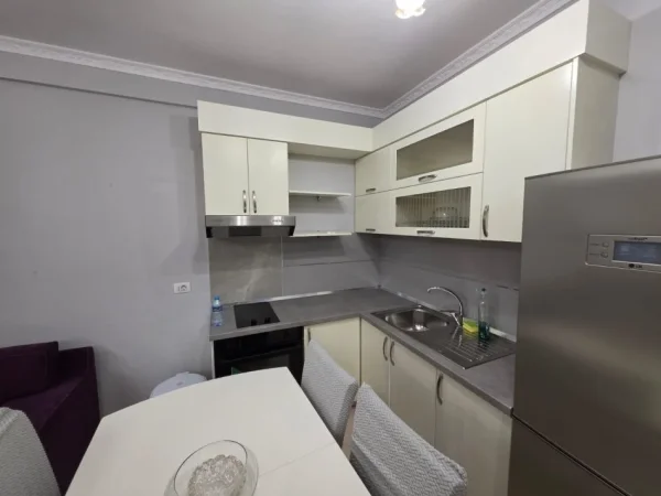 Tirane, jepet me qera apartament 2+1+Ballkon Kati 4, 93 m² 500 € (Yzberisht)