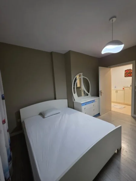 Tirane, jepet me qera apartament 2+1+Ballkon Kati 4, 93 m² 500 € (Yzberisht)