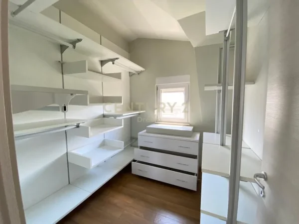 Tirane, jepet me qera Vile 3+1 , 260 m² 2.500 €