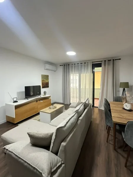 Tirane, jepet me qera apartament 3+1 , 136 m² 1.000 € 
