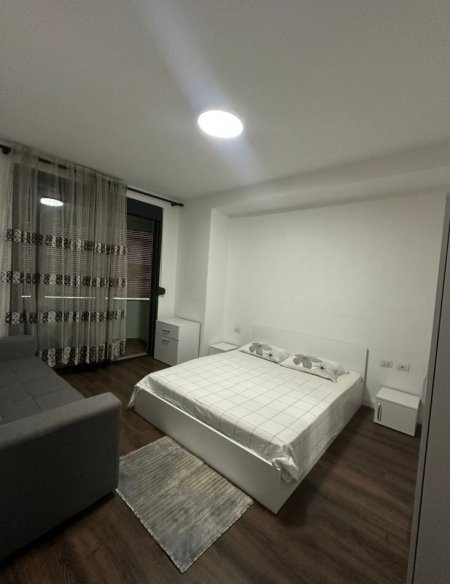 Tirane, jepet me qera apartament 3+1 , 136 m² 1.000 € 