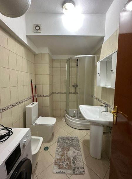 Tirane, jepet me qera apartament 3+1 , 136 m² 1.000 € 