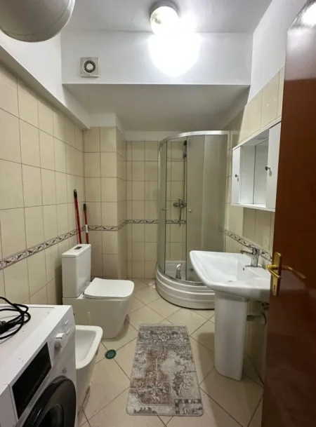 Tirane, jepet me qera apartament 3+1 , 136 m² 1.000 € 