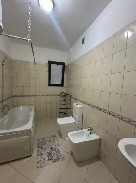 Tirane, jepet me qera apartament 3+1 , 136 m² 1.000 € 