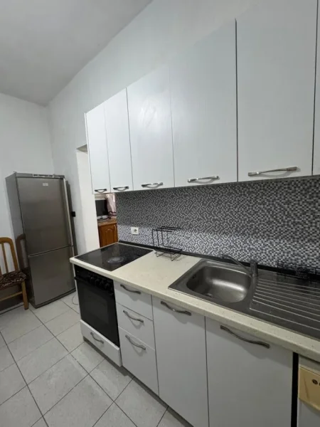 Tirane, jepet me qera apartament 1+1 Kati 1, 60 m² 250 € (Don Bosko (Xhamia))
