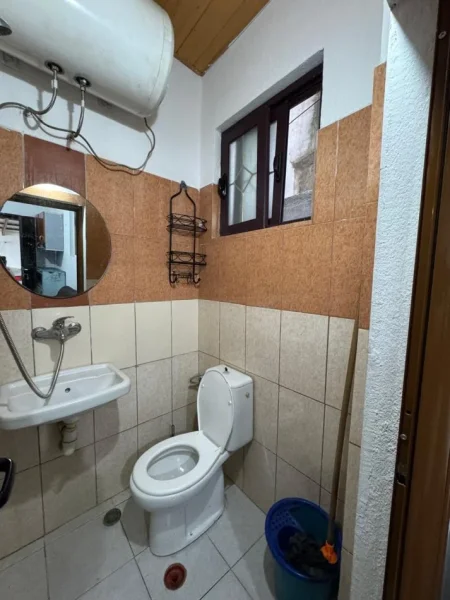Tirane, jepet me qera apartament 1+1 Kati 1, 60 m² 250 € (Don Bosko (Xhamia))