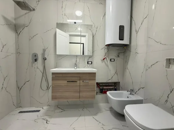 Tirane, jepet me qera apartament 2+1+Ballkon Kati 7, 100 m² 650 € (Ish Fusha e Aviacionit)