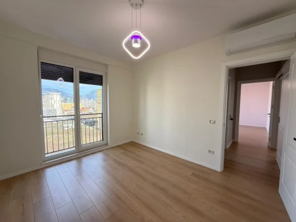 Tirane, jepet me qera apartament 2+1+Ballkon Kati 7, 100 m² 650 € (Ish Fusha e Aviacionit)