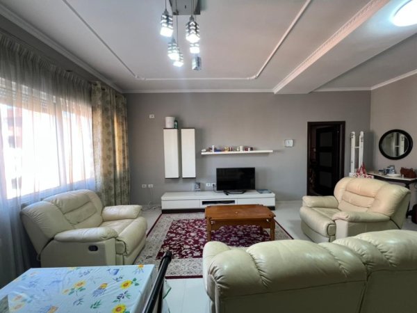 Tirane, jepet me qera apartament 2+1+Ballkon Kati 6, 111 m² 750 € 