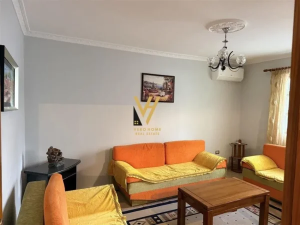 Tirane, jepet me qera apartament 2+1+Ballkon Kati 1, 75 m² 550 € (ISH PARKU I AUTOBUSAVE)