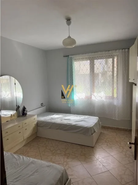Tirane, jepet me qera apartament 2+1+Ballkon Kati 1, 75 m² 550 € (ISH PARKU I AUTOBUSAVE)