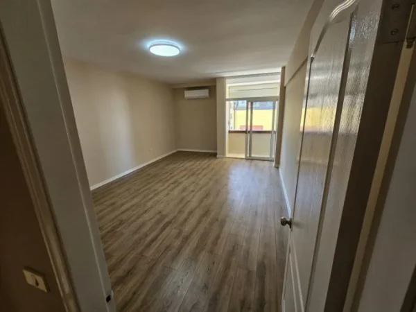 Tirane, jepet me qera ambjent biznesi Kati 4, 130 m² 1.000 € (9-katshet , rruga e barrikadave)