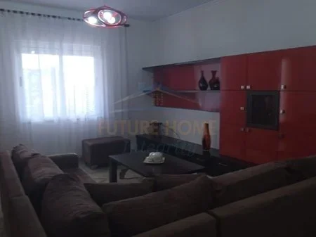 Tirane, jepet me qera shtepi 2+1+Aneks+Ballkon Kati 1, 100 m² 500 € (afer venue club)