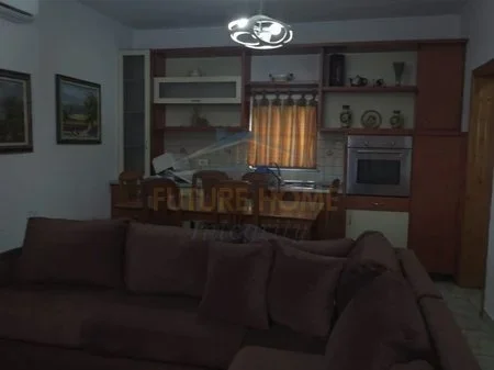 Tirane, jepet me qera shtepi 2+1+Aneks+Ballkon Kati 1, 100 m² 500 € (afer venue club)