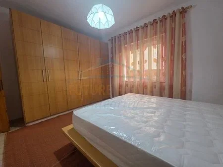 Tirane, jepet me qera shtepi 2+1+Aneks+Ballkon Kati 1, 100 m² 500 € (afer venue club)