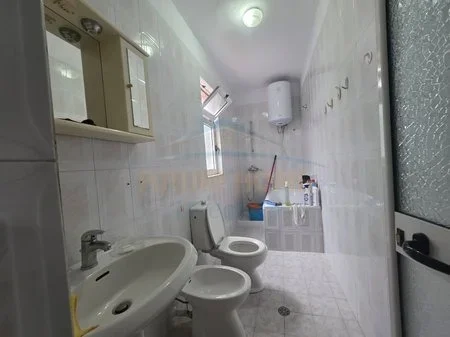 Tirane, jepet me qera shtepi 2+1+Aneks+Ballkon Kati 1, 100 m² 500 € (afer venue club)