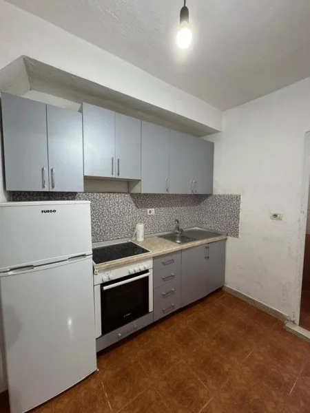 Tirane, jepet me qera apartament 1+1 Kati 1, 60 m² 270 € (Don Bosko (Xhamia))