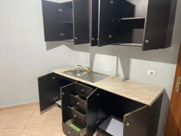 Tirane, jepet me qera apartament 2+1 Kati 4, 