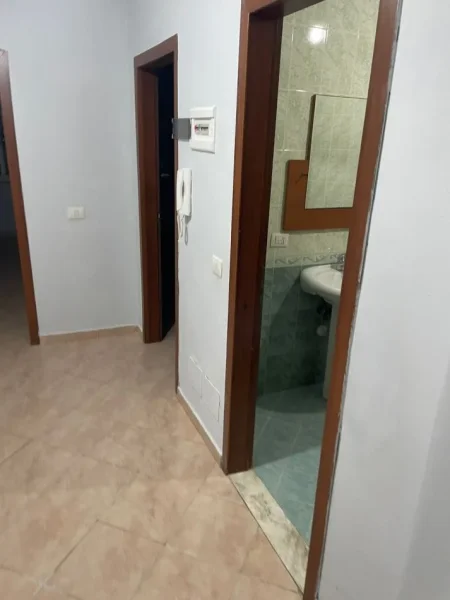 Tirane, jepet me qera apartament 2+1 Kati 4, 