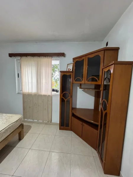 Tirane, jepet me qera apartament 1+1 Kati 1, 650 m² 300 € (Don Bosko (Xhamia))