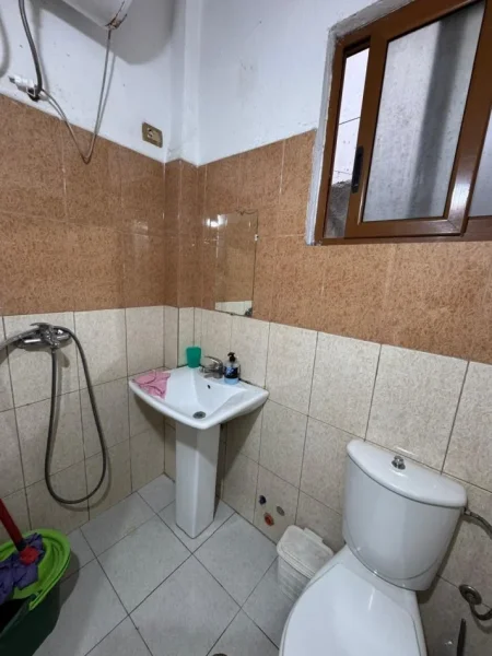 Tirane, jepet me qera apartament 1+1 Kati 1, 650 m² 300 € (Don Bosko (Xhamia))