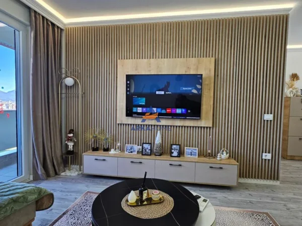 Tirane, jepet me qera apartament 2+1+Ballkon Kati 6, 96 m² 650 € 