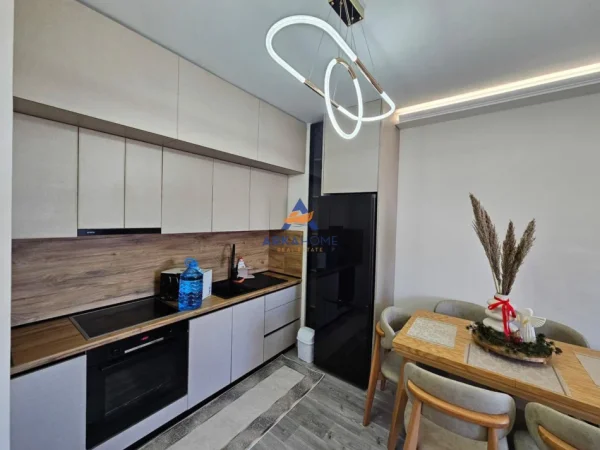 Tirane, jepet me qera apartament 2+1+Ballkon Kati 6, 96 m² 650 € 