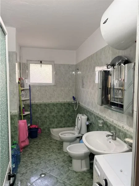 Tirane, jepet me qera apartament 2+1+Ballkon Kati 1, 75 m² 550 € (ISH PARKU)