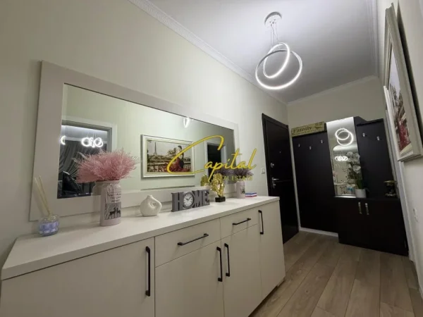 Tirane, jepet me qera apartament 3+1 Kati 3, 95 m² 1.200 € (ISH EKSPOZITA)