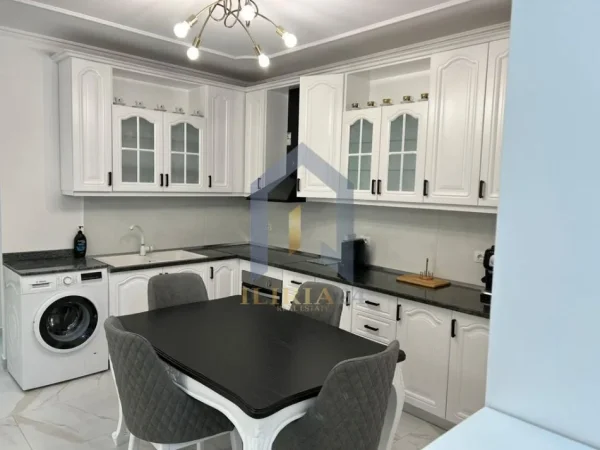 Tirane, jap me qera apartament 2+1+Ballkon Kati 4, 1.200 € (Apartament 2+1 me qira tek "Sheshi Willson")