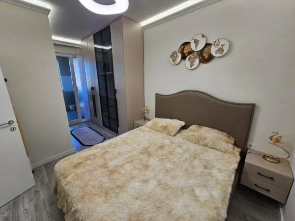 Tirane, jepet me qera apartament 2+1+Ballkon Kati 6, 96 m² 650 € (GOLDEN PARK 3)