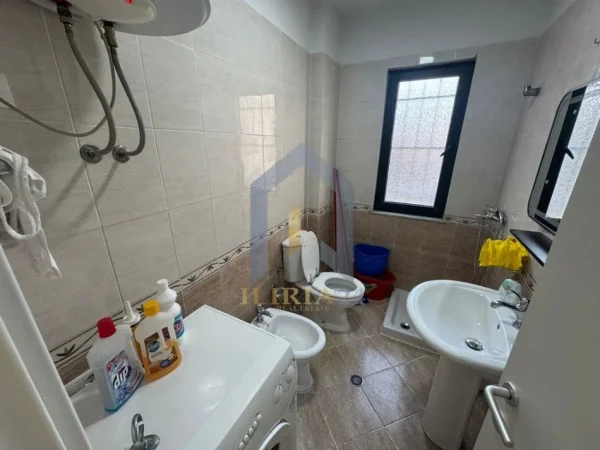 Tirane, jap me qera apartament 2+1+Ballkon Kati 3, 110 m² 700 € (Apartament 2+1 me qira tek “Pallati me Shigjeta”)