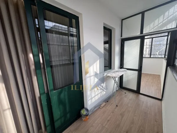 Tirane, jap me qera apartament 2+1+Ballkon Kati 3, 110 m² 700 € (Apartament 2+1 me qira tek “Pallati me Shigjeta”)