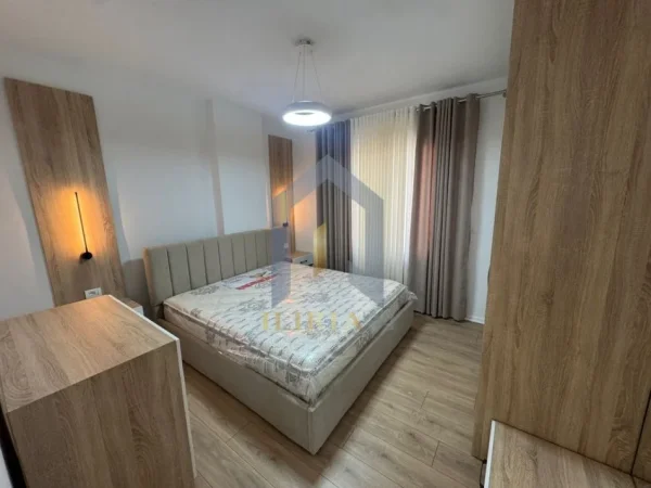 Tirane, jap me qera apartament 2+1+Ballkon Kati 3, 110 m² 700 € (Apartament 2+1 me qira tek “Pallati me Shigjeta”)