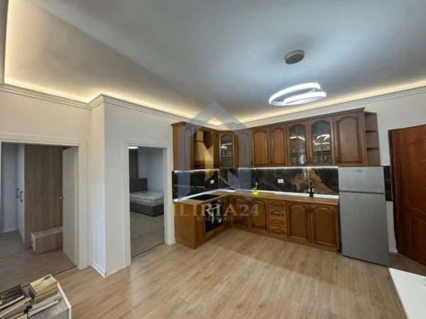 Tirane, jap me qera apartament 2+1+Ballkon Kati 3, 110 m² 700 € (Apartament 2+1 me qira tek “Pallati me Shigjeta”)
