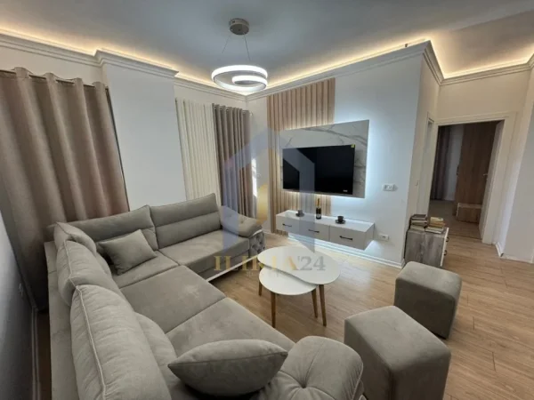 Tirane, jap me qera apartament 2+1+Ballkon Kati 3, 110 m² 700 € (Apartament 2+1 me qira tek “Pallati me Shigjeta”)